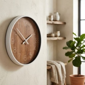Ceas decorativ de perete, cu aspect de lemn și ramă albă, design modern