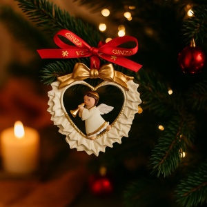 Decorațiune Regatul de Crăciun, Royal, model inimioară albă cu îngeraș, 7 cm