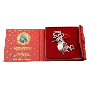 Decorațiune metalică Bailey & Brook, Moș Crăciun cu Cheia Magică a Crăciunului, cutie cadou elegantă
