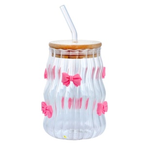 Pahar din sticlă cu pereți ondulati, fundițe roz, capac din bambus și pai, 450 ml