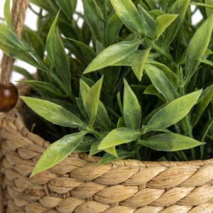 Plantă artificială Tarhon 11 cm în ghiveci suspendat tip coș împletit, cu agățătoare – decor rustic cu plante aromatice pentru interior