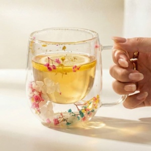 Cană cu inserție de flori uscate, hortensie alba și floarea miresei multicolor, pereți dubli, sticlă borosilicată, 250 ml, Aurora Bloom