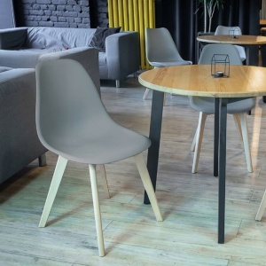 Scaun dining ADA, Jumi, din plastic gri și picioare lemn de fag