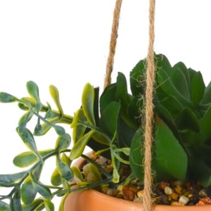 Plantă artificială suspendată cu mix de suculente, în ghiveci ceramic portocaliu 16 cm, cu agățătoare din sfoară