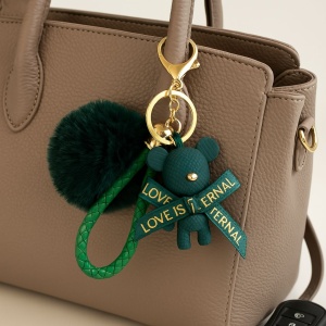 Breloc verde cu puf, ursuleț și fundiță „Love is Eternal” – Accesoriu chic pentru chei sau geantă