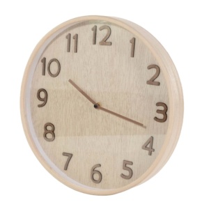 Ceas decorativ de perete, cu aspect de lemn natur și cifre reliefate, design modern