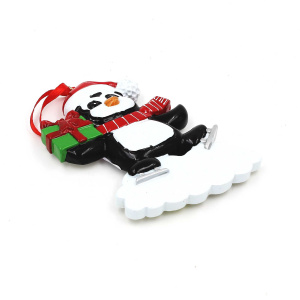 Decorațiune cu magnet - Pinguin cu cadou, fes, fular și patine