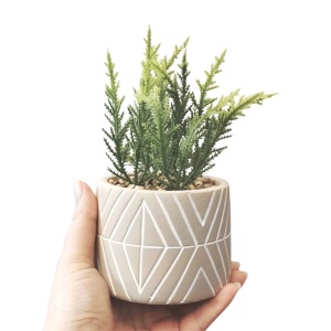 Plantă artificială decorativă 16 cm, în ghiveci ceramic gri cu model alb – design modern