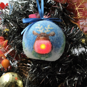 Glob decorativ bleu, cu brazi - model renul Rudolf