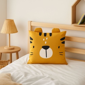 Pernă decorativă pentru copii – Model Tigru galben, 40x40 cm, cu urechiușe 3D