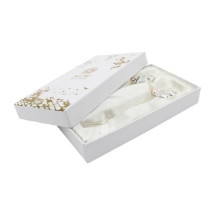 Set de tacâmuri pentru copii AZAY (linguriță + furculiță, 14,5 cm), cu design adorabil ursuleț roz, livrat în ambalaj cadou premium – cutie elegantă și tissue paper, ideal pentru botez sau aniversare.