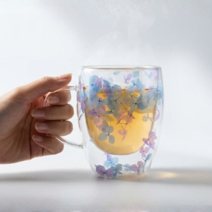 Cană cu inserție de flori uscate mov și albastru, hortensie, pereți dubli, sticlă borosilicată, 350 ml, Aurora Bloom