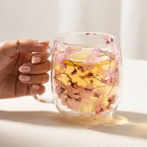 Cană cu inserție de flori uscate roz, hortensie și limonium, pereți dubli, sticlă borosilicată, 250 ml, Aurora Bloom