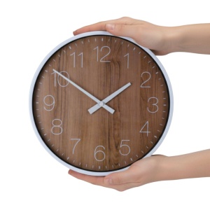 Ceas decorativ de perete, cu aspect de lemn și ramă albă, design modern