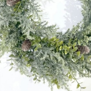Coroniță decorativă, de Crăciun, cu frunziș verde și conuri, efect de brumă, 38 cm, WSN24
