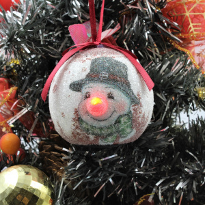 Glob decorativ alb cu roșu - Baby Snowman