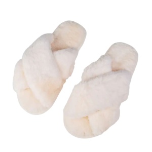 Set îngrijire picioare HOME SPA – Loțiune, Sare de baie și Papuci pufoși, Hibiscus & Unt de Shea, mărime unică 40-41