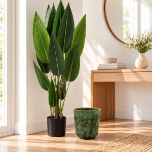 Pachet plantă artificială Strelitzia 110 cm, cu ghiveci negru inclus + mască de ghiveci verde Mica, 15×12 cm