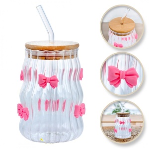 Pahar din sticlă cu pereți ondulati, fundițe roz, capac din bambus și pai, 450 ml