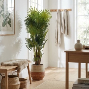 Plantă artificială Palmier 120 cm, bogată în frunze verzi cu detalii realiste și tulpini cu inserții de material natural, ghiveci negru inclus