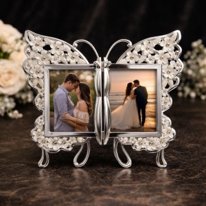 Ramă Foto Dublă AZAY Tip Fluture cu Flori și Cristale, 2 Poze 5x8 cm, 16x15 cm, Cutie Cadou Premium Inclusă