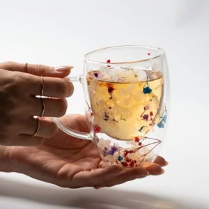 Cană cu inserție de flori uscate alb, roz și mov, hortensie și limonium, pereți dubli, sticlă borosilicată, 350 ml, Aurora Bloom