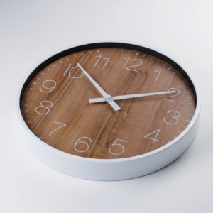 Ceas decorativ de perete, cu aspect de lemn și ramă albă, design modern