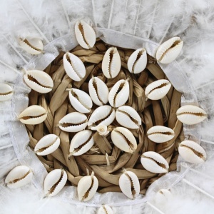 Geantă Boho din Fibre Naturale cu Scoici și Pene – Hoff Interieur, alb