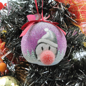 Glob decorativ - model pinguin între brazi