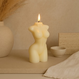 Lumânare decorativă, bust feminin, din ceară – model sculptural alb mat pentru decor modern