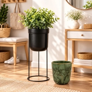Pachet plantă artificială Eucalipt 38 cm cu ghiveci și suport metalic negru + mască de ghiveci verde 15×12 cm