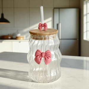 Pahar din sticlă borosilicată, cu capac din bambus și pai din sticlă, eCarla, 450 ml, design ondulat cu fundiță roz, SZK183