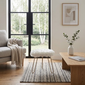 Scaun Decorativ cu Blăniță Artificială, 30x30x28 cm, 3 Picioare Metalice – Home & Styling, alb