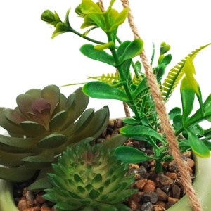 Plantă artificială suspendată cu mix de suculente, în ghiveci ceramic verde 16 cm, cu agățătoare din sfoară