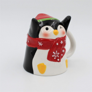 Cană figurină upside-down "Pinguin cu fular roșu"