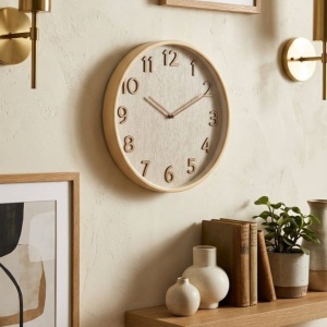 Ceas decorativ de perete, cu aspect de lemn natur și cifre reliefate, design modern