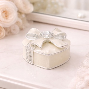 Cutie Bijuterii 5x5 cm în Formă de Cadou cu Fundă Elegantă și Stras AZAY – Casetă Bijuterii Premium, Cutie Inel, Cadou Femei cu Ambalaj