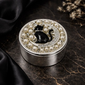Cutie Bijuterii Rotundă 7 cm cu Pisică și Decorațiuni model perle, AZAY – Casetă Bijuterii Elegantă, Cutie Cadou Femei cu Strasuri, Ambalaj Premium