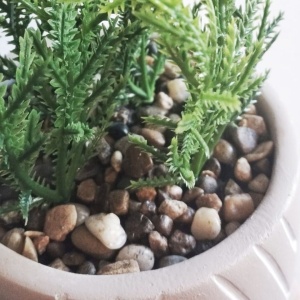 Plantă artificială decorativă 16 cm, în ghiveci ceramic gri cu model alb – design modern