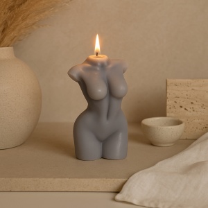 Lumânare decorativă, bust feminin, din ceară – model sculptural gri mat pentru decor modern