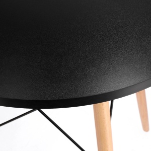 Masă rotundă Jumi, model scandinav, 80x80 cm, din MDF negru, cu picioare din lemn masiv
