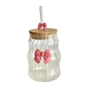 Pahar din sticlă borosilicată, cu capac din bambus și pai din sticlă, eCarla, 450 ml, design ondulat cu fundiță roz, SZK183