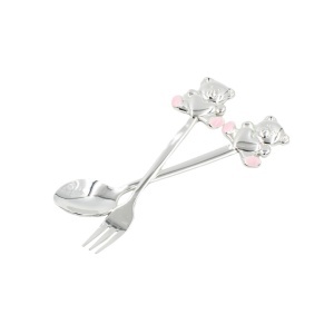 Set de tacâmuri pentru copii AZAY (linguriță + furculiță, 14,5 cm), cu design adorabil ursuleț roz, livrat în ambalaj cadou premium – cutie elegantă și tissue paper, ideal pentru botez sau aniversare.