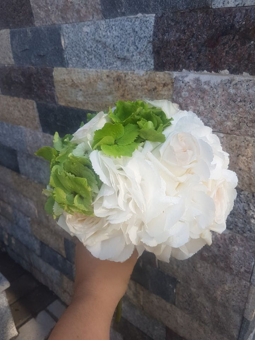Buchet delicat cu hortensie si trandafiri englezesti