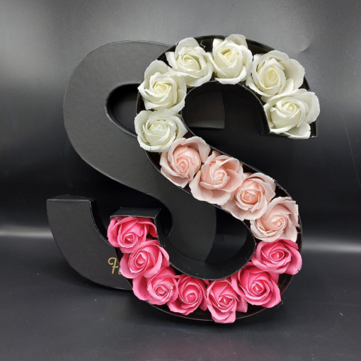 Litera "S" din trandafiri de sapun