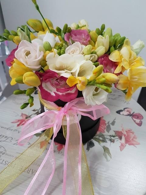 Cutie cu frezii Deluxe Flowers DF57
