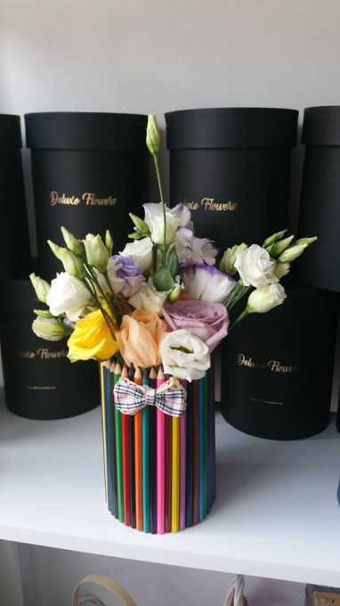 Aranjament floral cu creioane colorate 6