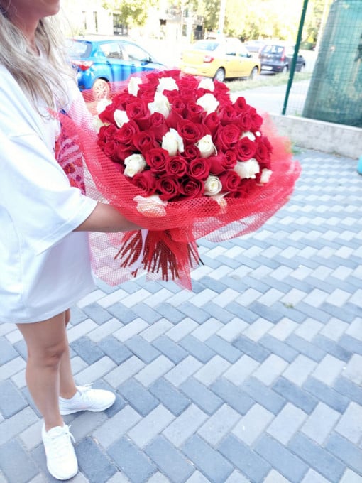 Buchet 101 trandafiri alb roșii