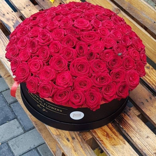 125 trandafiri rosii în cutie