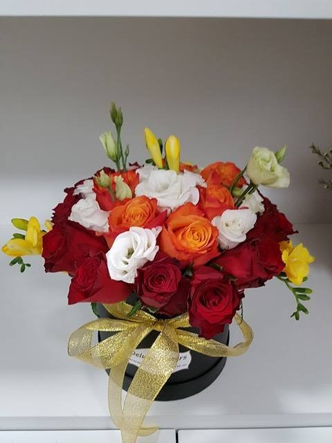 Cutie eleganta cu lisianthus si trandafiri DF52